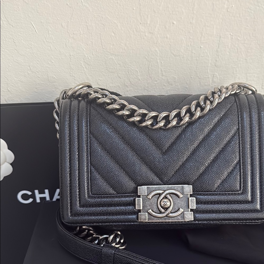 Small Chanel Boy Caviar  Black Quilted - Picture 3 of 15
